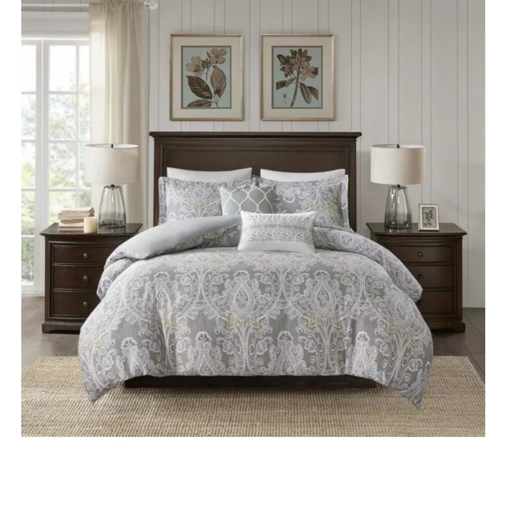 Beautiful like new queen Duvet cover and pillows
